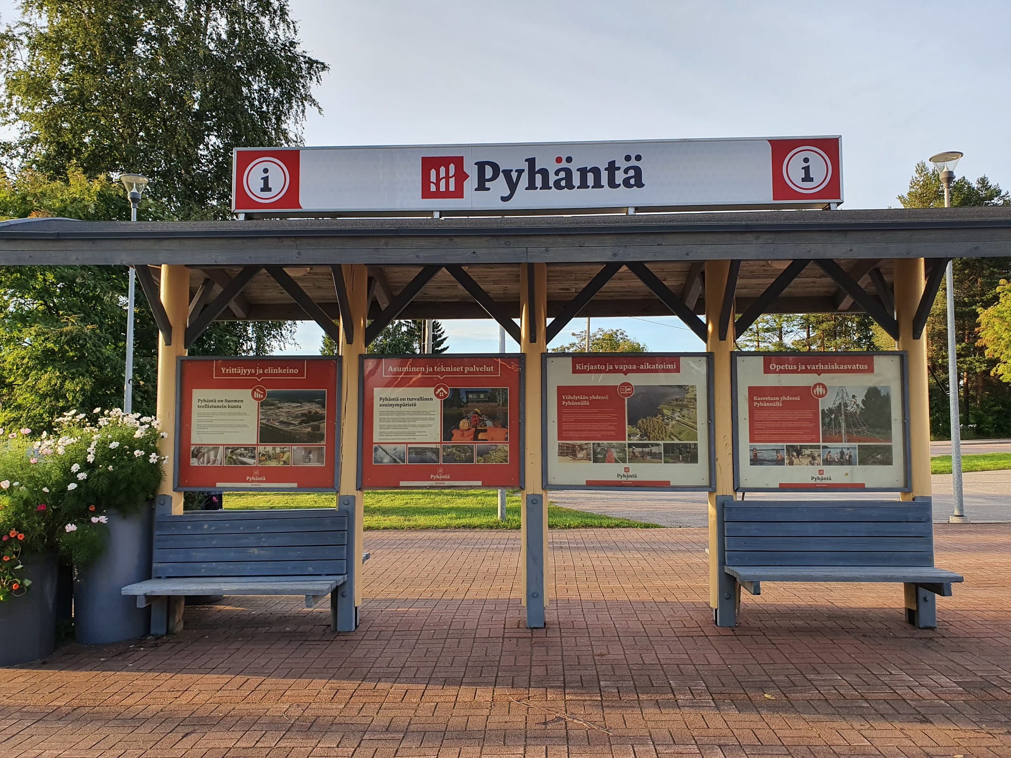Neljä Pyhännän kunnalle tehtyä infotaulua.